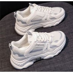 Women's sports shoes